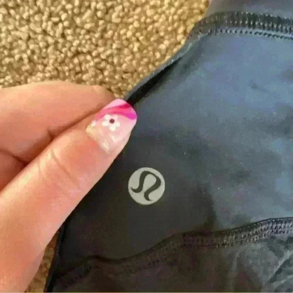 Women's Lululemon black with striped band Capri cropped Leggings size 6 euc - Picture 5 of 7